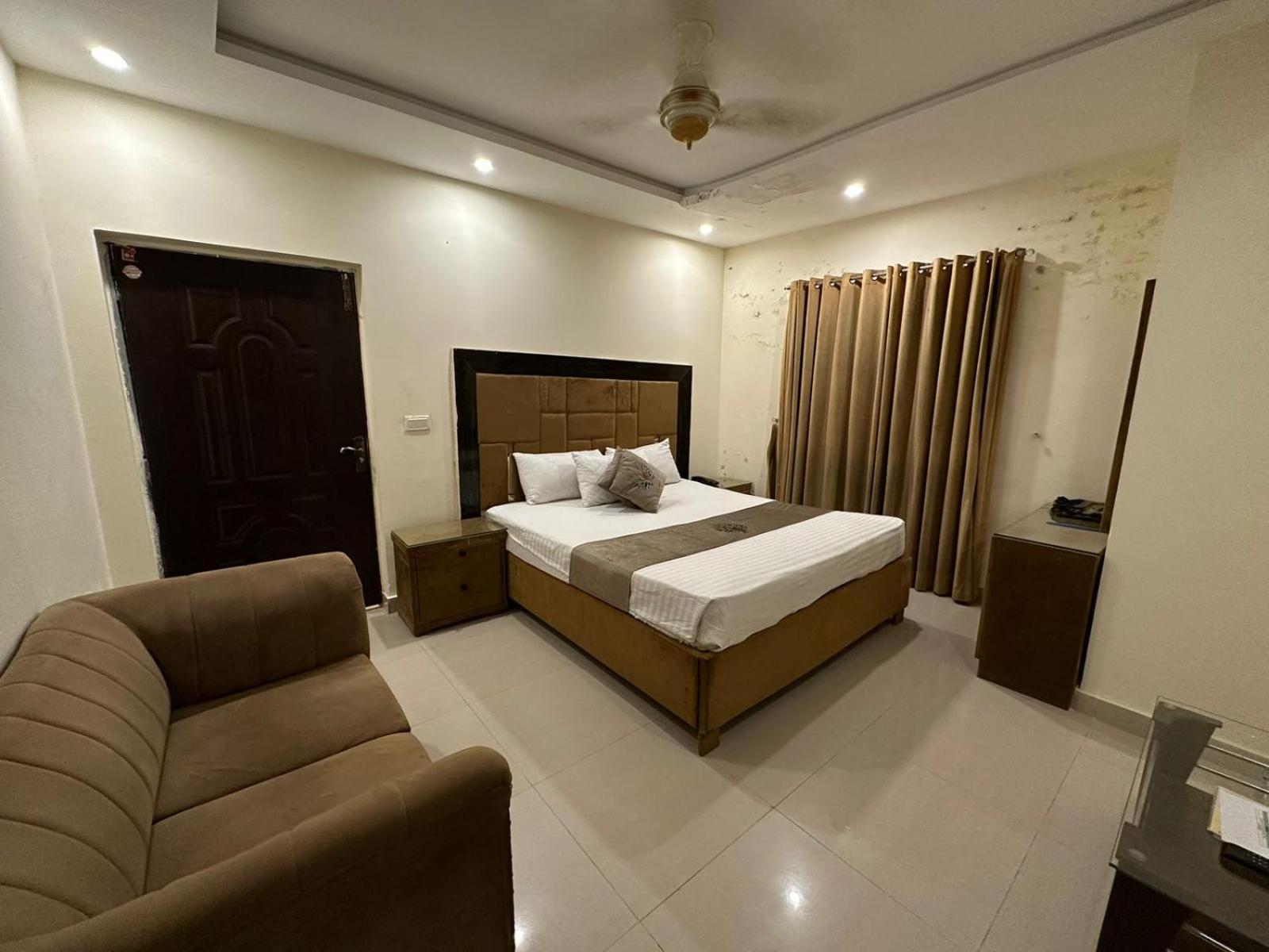Hotel Green Fort Gulberg Лахор Экстерьер фото